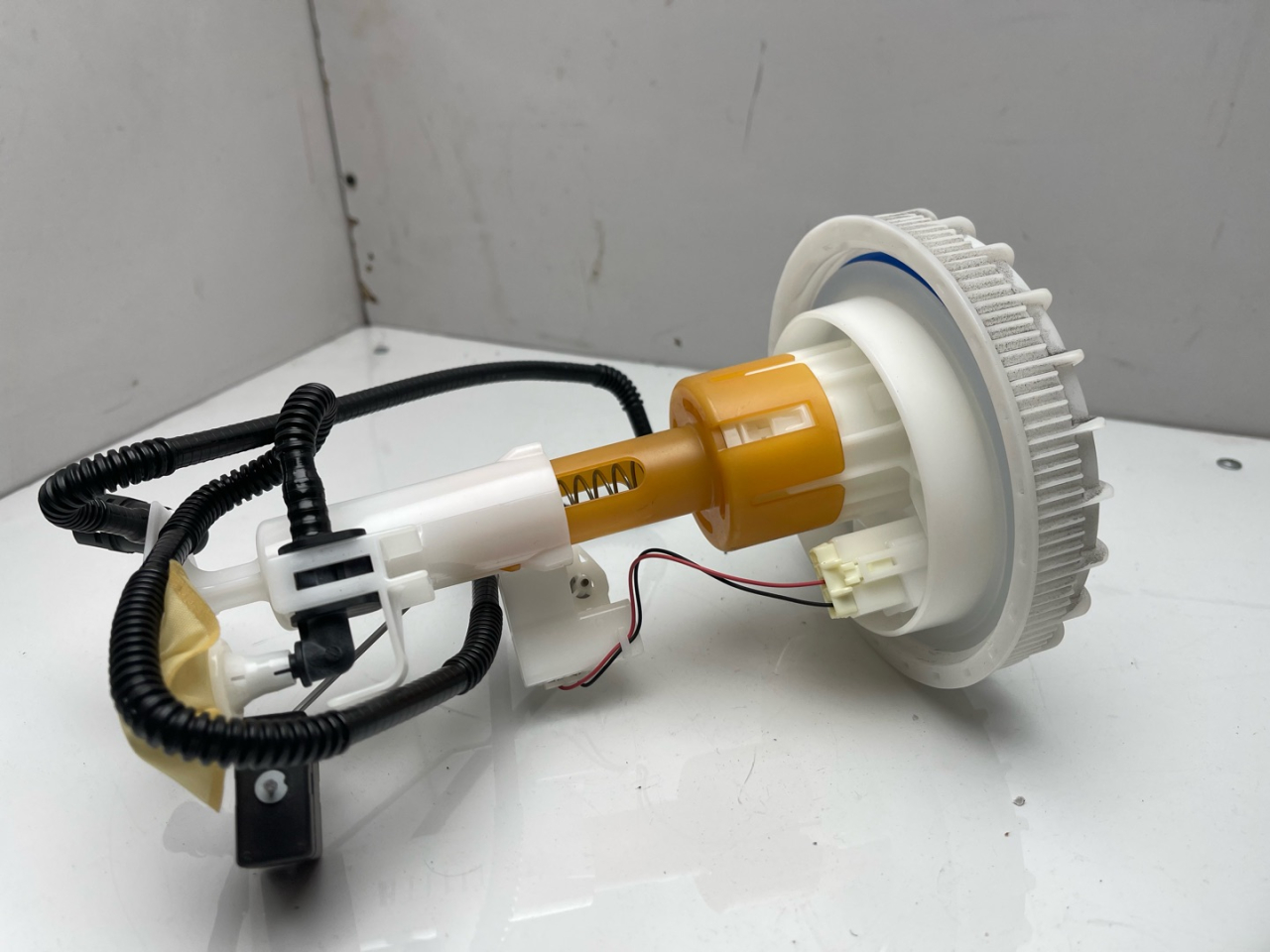 датчик уровня топлива Subaru Outback 6 поколение 2020, 2.4 л., бензин, АКПП, серый, внедорожник 5 дв., полный привод, 42081AN00A, 42081AN03A - фото №1