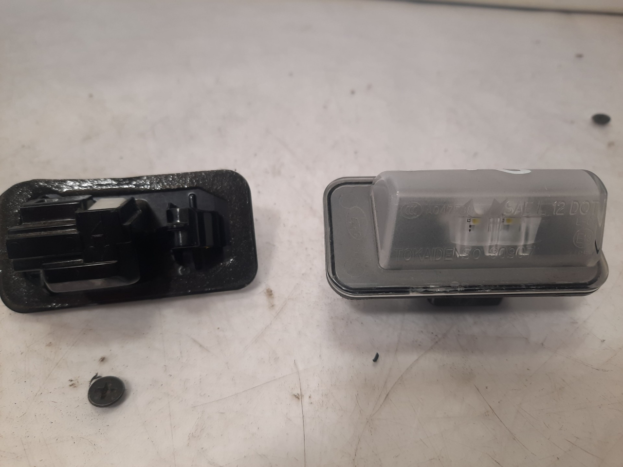 подсветка номера Subaru Outback 6 поколение 2020, 2.4 л., бензин, АКПП, серый, внедорожник 5 дв., полный привод, A047588, 84301SJ010, 84301SJ000 - фото №1