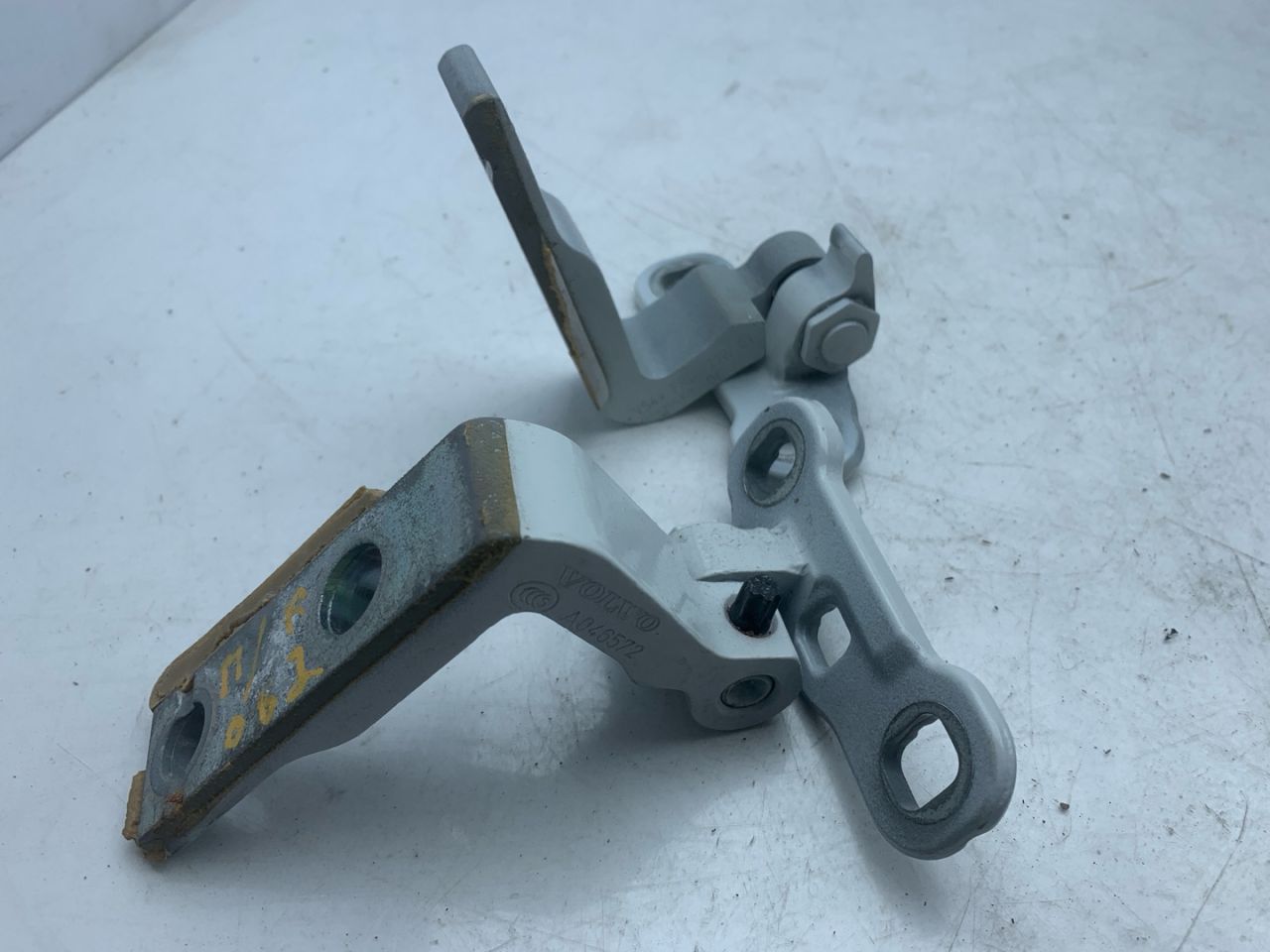 петля двери Volvo XC60 2 поколение 2023, 2.0 л., бензин, АКПП, белый, внедорожник 5 дв., передний привод - фото №1