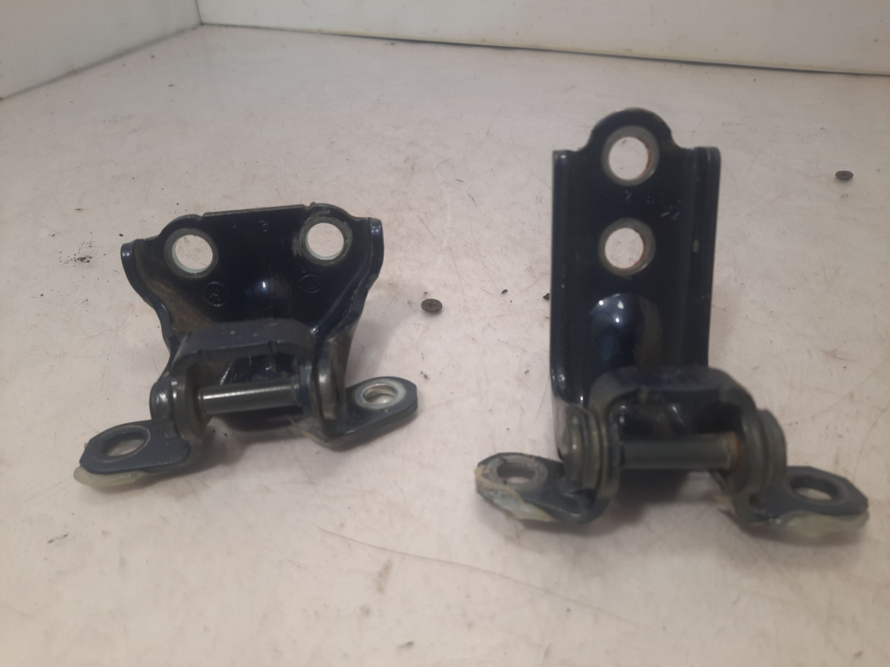 петля двери Subaru Outback 6 поколение 2021, 2.4 л., бензин, АКПП, синий, внедорожник 5 дв., полный привод - фото №1