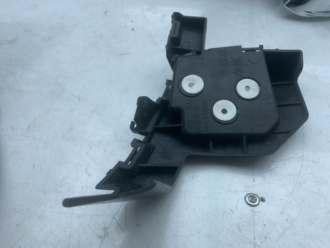 Крепление бампера заднего GMC Terrain 2 поколение 2018, 1.5 л., бензин, АКПП, черный, внедорожник 5 дв., полный привод, 84305589 - фото №1