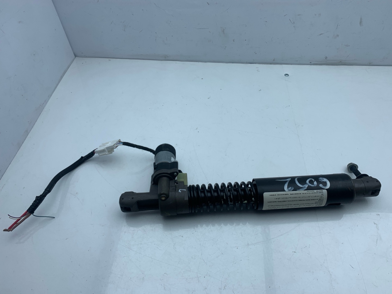 амортизатор крышки багажника (3-5 двери) Acura RDX 3 поколение 2020, 2.0 л., бензин, АКПП, черный, внедорожник 5 дв., полный привод, 001086D8 - фото №1