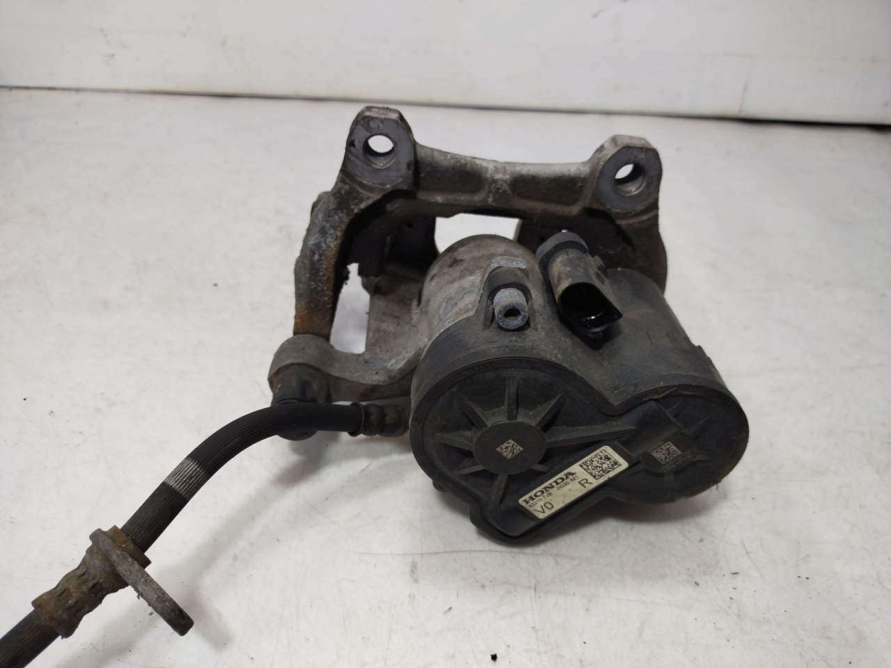 суппорт задний правый Acura RDX 3 поколение 2020, 2.0 л., бензин, АКПП, черный, внедорожник 5 дв., полный привод, 43210-TJB-A030-M1 - фото №1