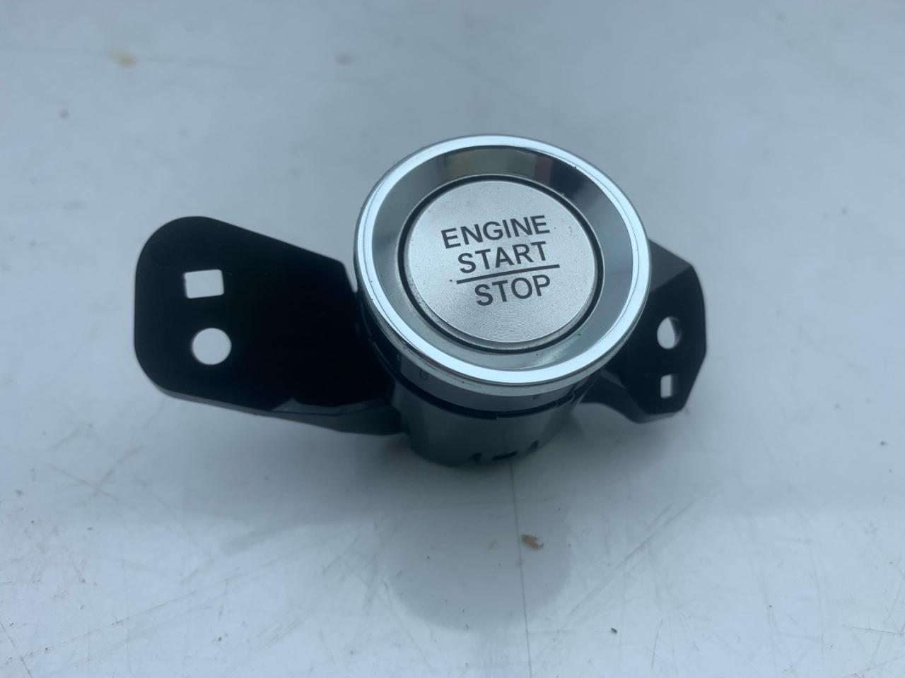 кнопка запуска двигателя Acura RDX 3 поколение 2020, 2.0 л., бензин, АКПП, белый, внедорожник 5 дв., полный привод, M74542 - фото №1