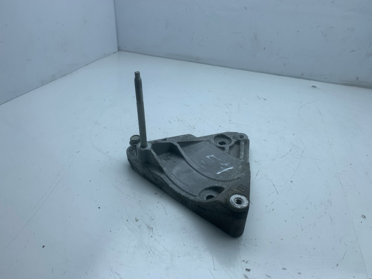 кронштейн компрессора кондиционера Chevrolet Equinox 3 поколение 2018, 1.5 л., бензин, АКПП, черный, внедорожник 5 дв., полный привод, 12651063 - фото №1