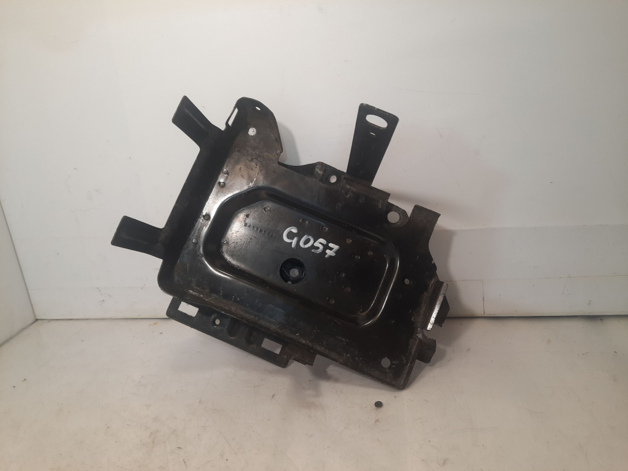 полка аккумулятора Chevrolet Equinox 3 поколение 2018, 1.5 л., бензин, АКПП, черный, внедорожник 5 дв., полный привод, 84179728C - фото №1