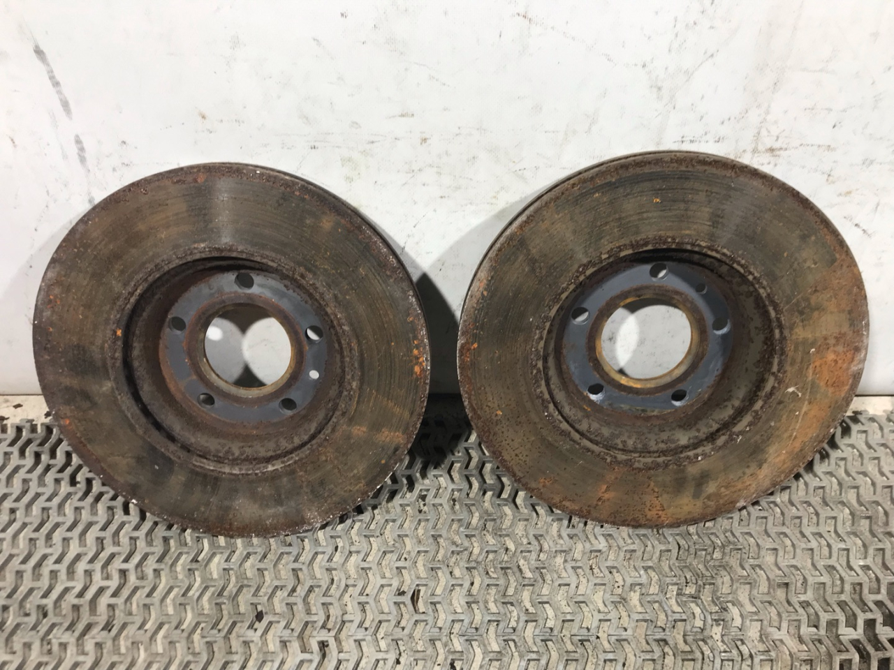 диск тормозной передний Chevrolet Equinox 3 поколение 2018, 1.5 л., бензин, АКПП, черный, внедорожник 5 дв., полный привод - фото №1