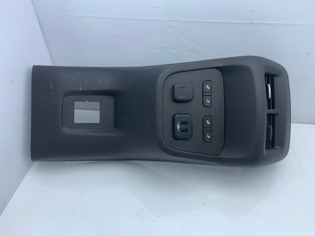 подлокотник Chevrolet Equinox 3 поколение 2018, 1.5 л., бензин, АКПП, черный, внедорожник 5 дв., полный привод - фото №1