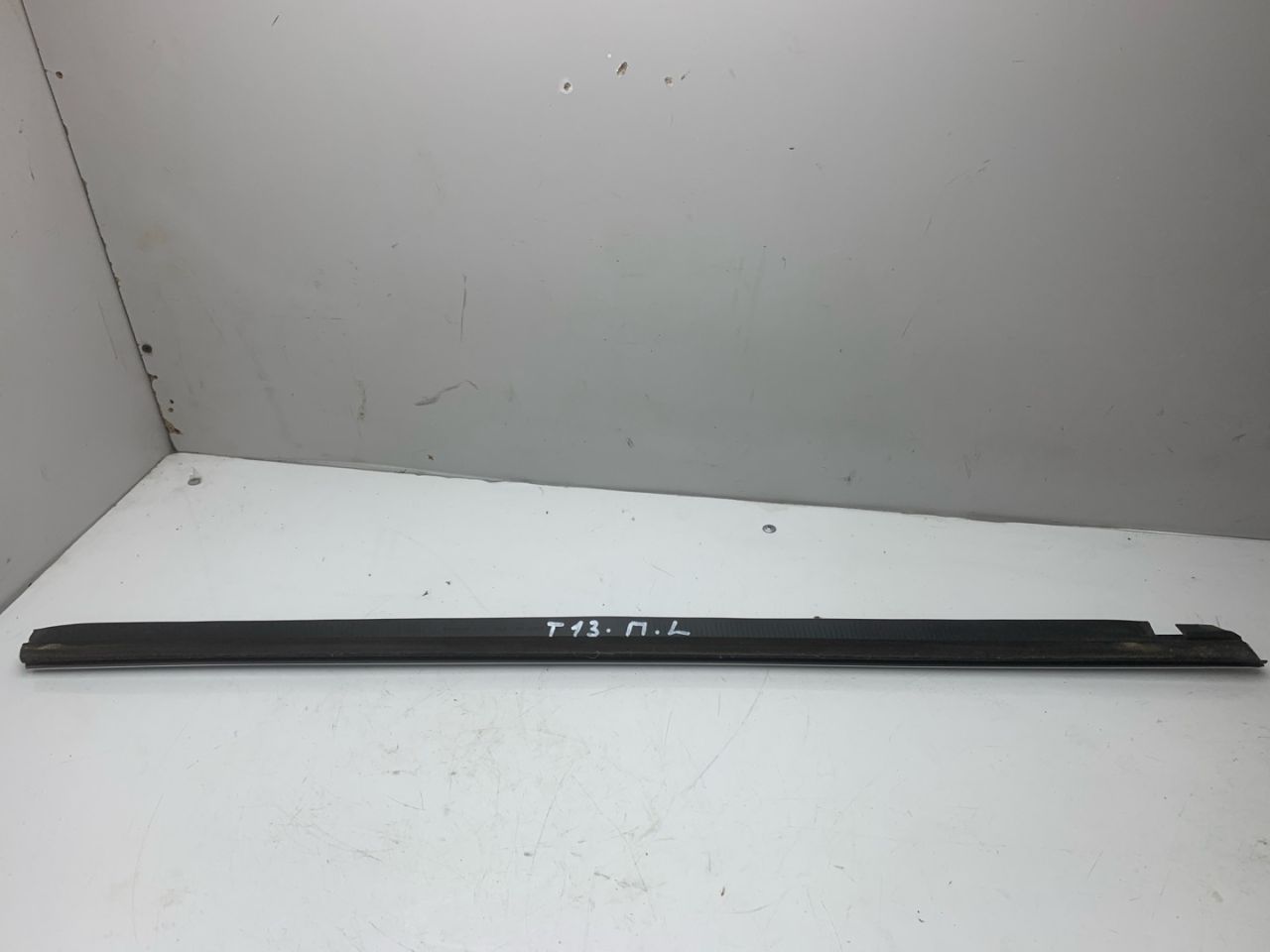 молдинг двери передней левой Tesla Model S 1 поколение (2012 - 2016), 0.1 л., электро, АКПП, серый, седан, задний привод, 2 - фото №1