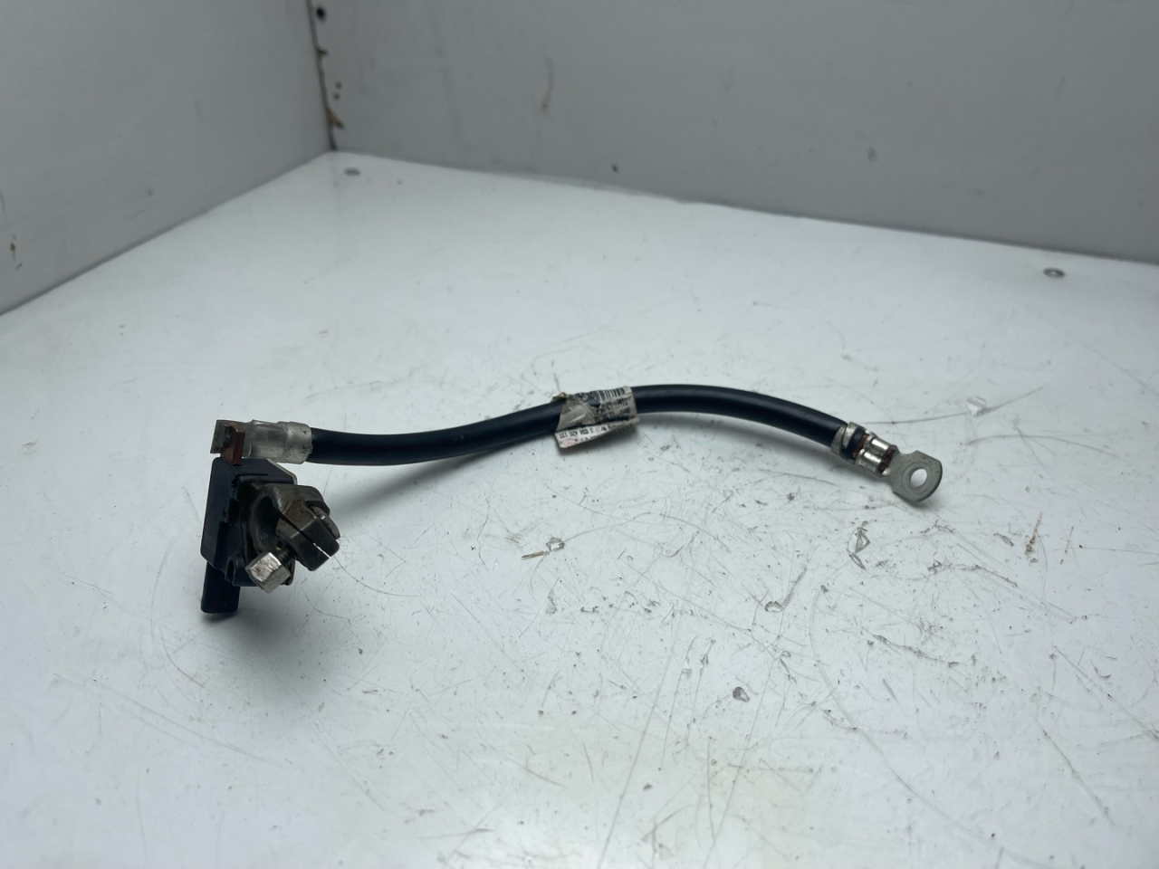 клемма аккумулятора минус Volkswagen Atlas 2018, 2.0 л., бензин, АКПП, черный, внедорожник 5 дв., передний привод, 8KH, 8K0915181E - фото №1