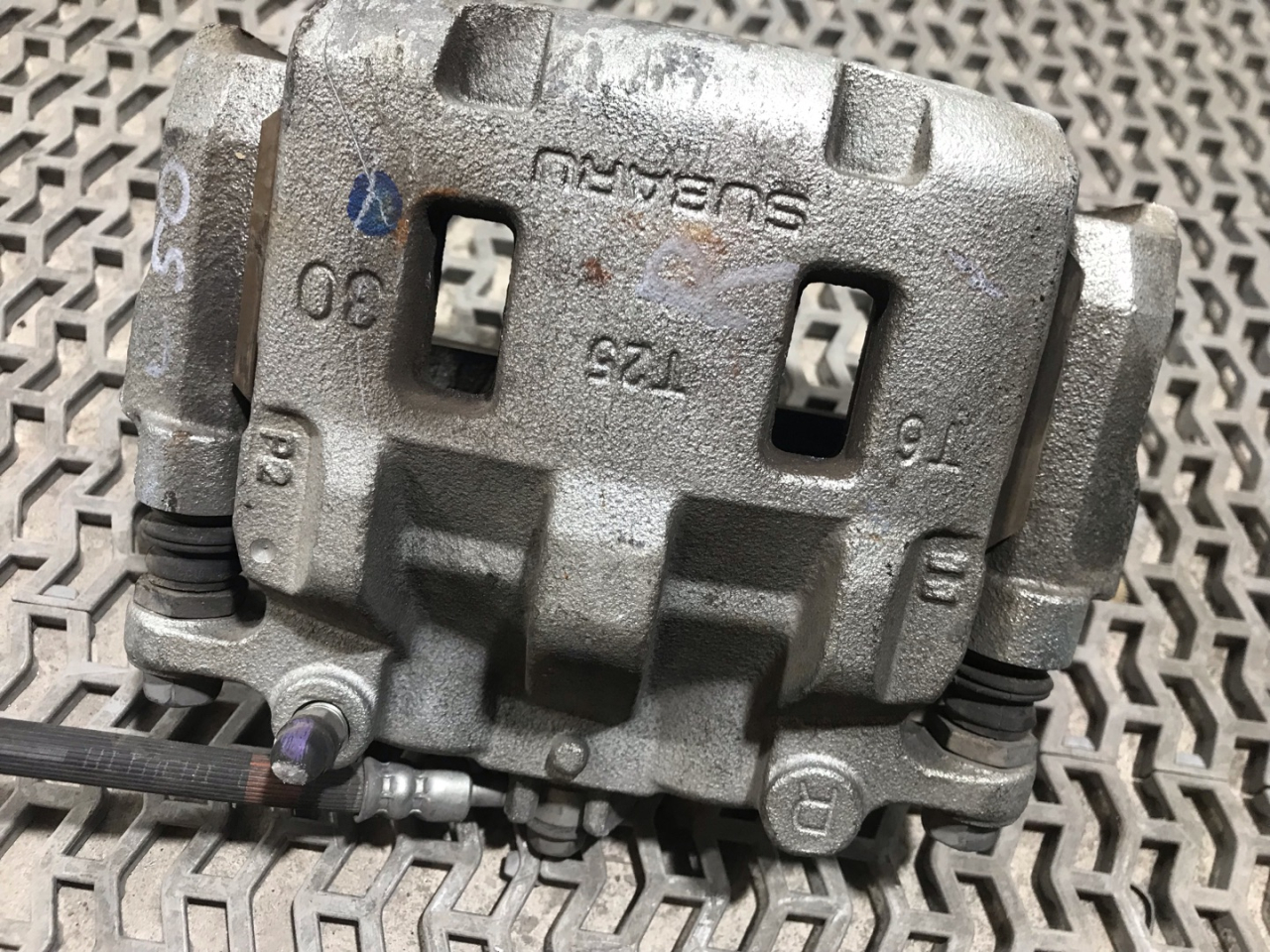 суппорт передний правый Subaru Outback 6 поколение 2021, 2.4 л., бензин, АКПП, синий, внедорожник 5 дв., полный привод - фото №1