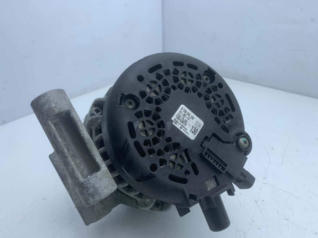 генератор Chevrolet Equinox 3 поколение 2018, 1.5 л., бензин, АКПП, черный, внедорожник 5 дв., полный привод, 13513070 - фото №1