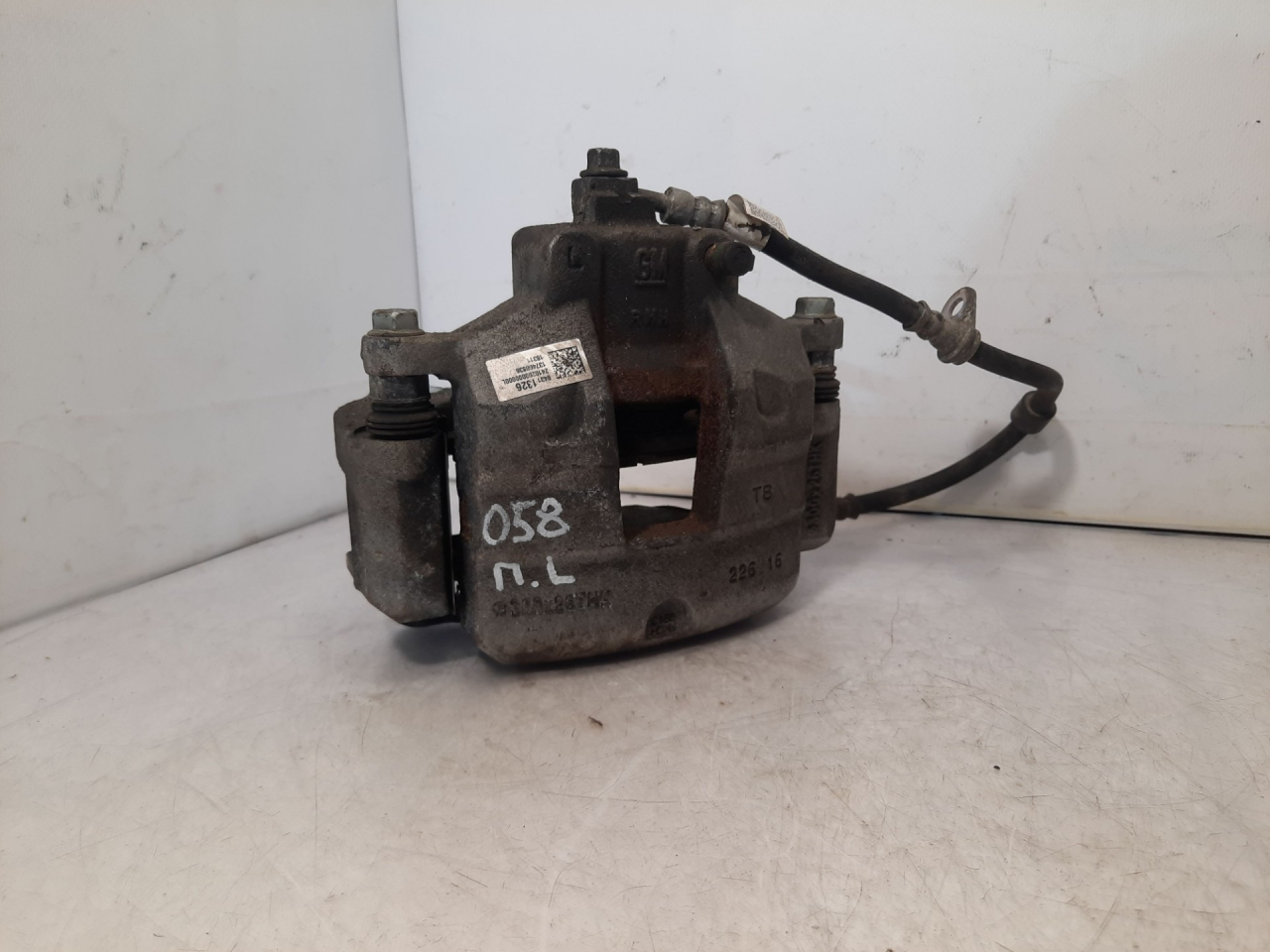 суппорт передний левый Chevrolet Equinox 3 поколение 2019, 1.5 л., бензин, АКПП, белый, внедорожник 5 дв., передний привод, 84311326 - фото №1