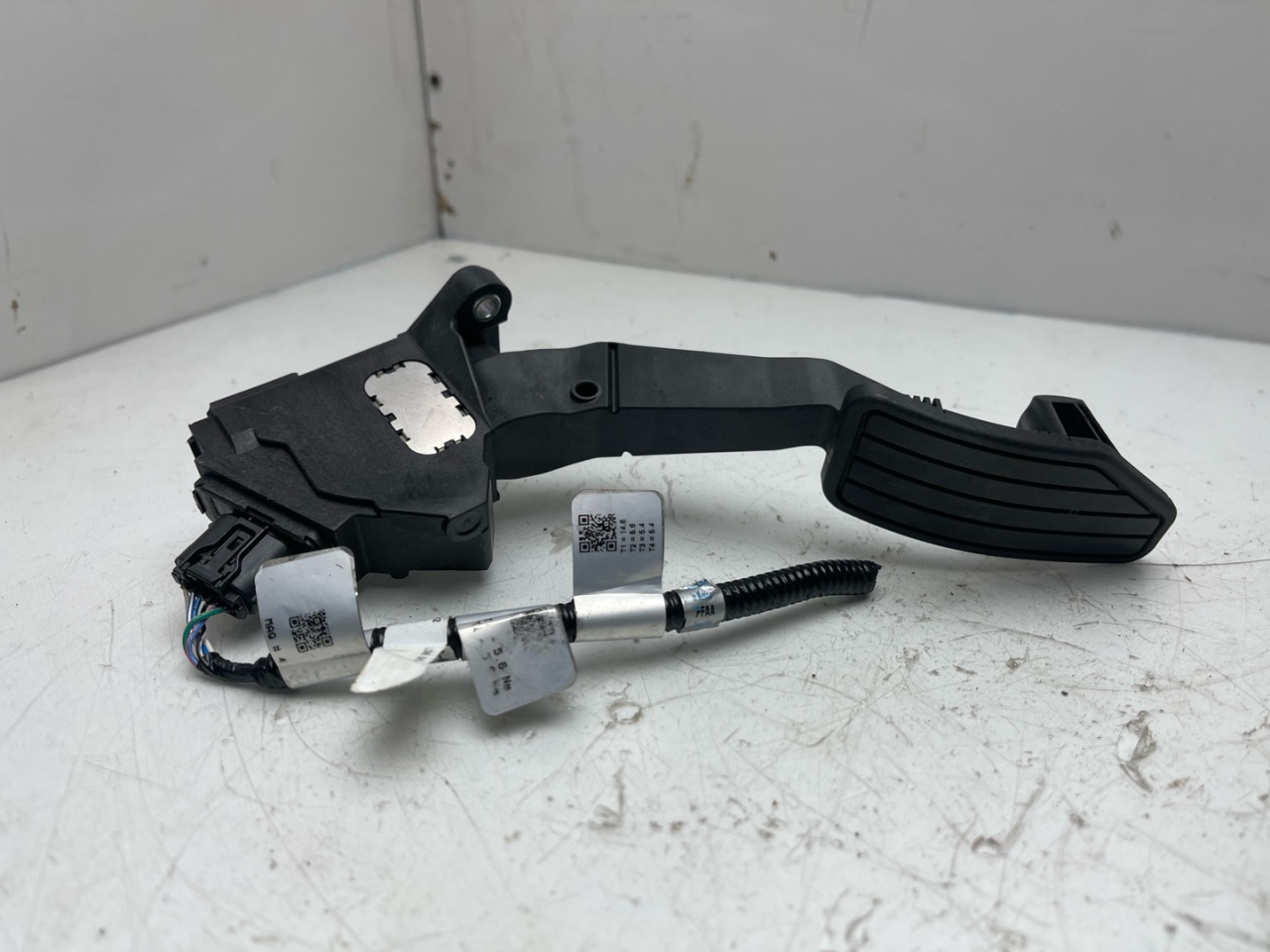 педаль Subaru Outback 6 поколение 2021, 2.4 л., бензин, АКПП, синий, внедорожник 5 дв., полный привод, 36010AN02A, 20043A2C, 26039111704 - фото №1