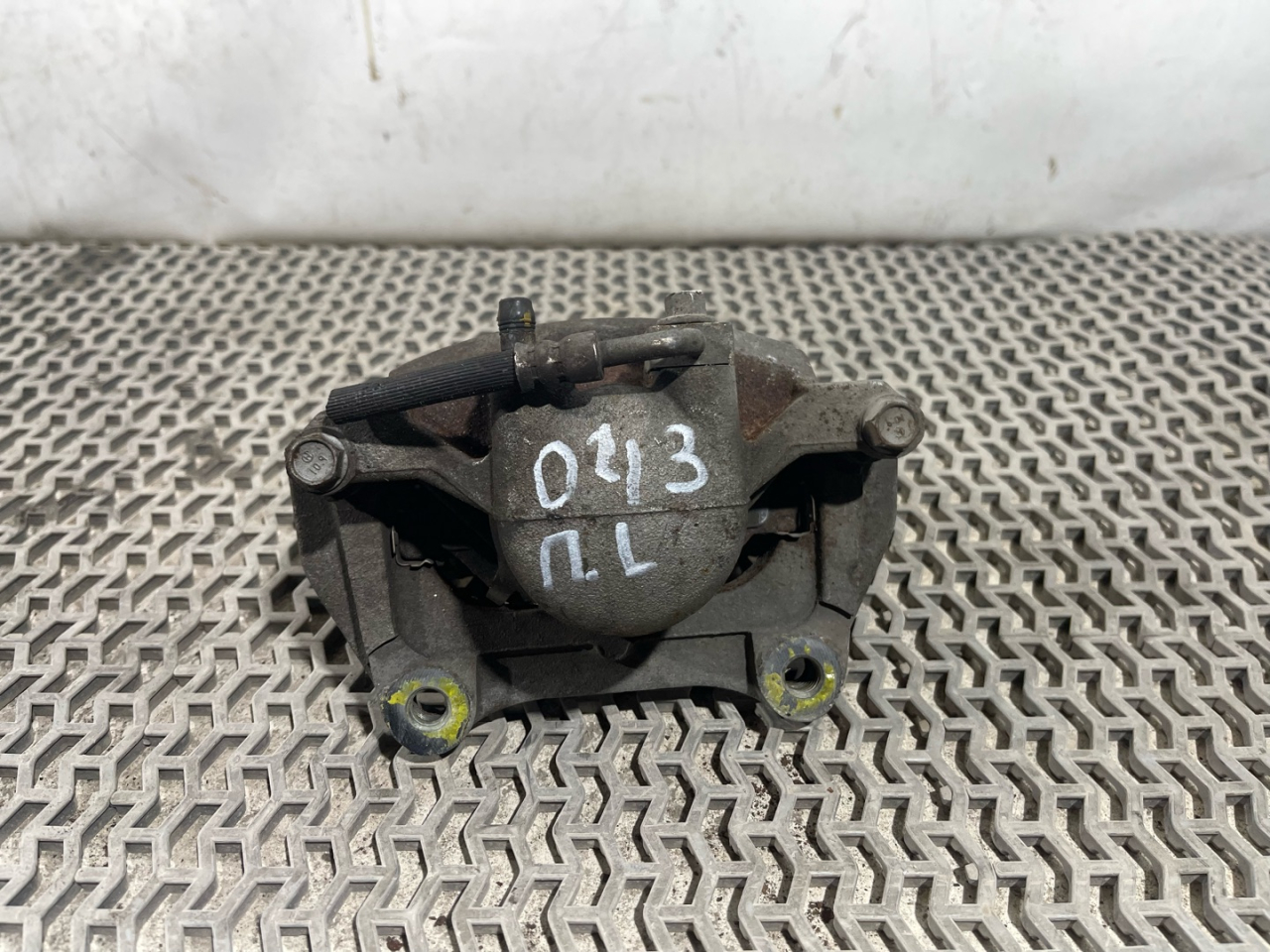 суппорт передний левый Chevrolet Equinox 3 поколение 2019, 2.0 л., бензин, АКПП, черный, внедорожник 5 дв., полный привод - фото №1