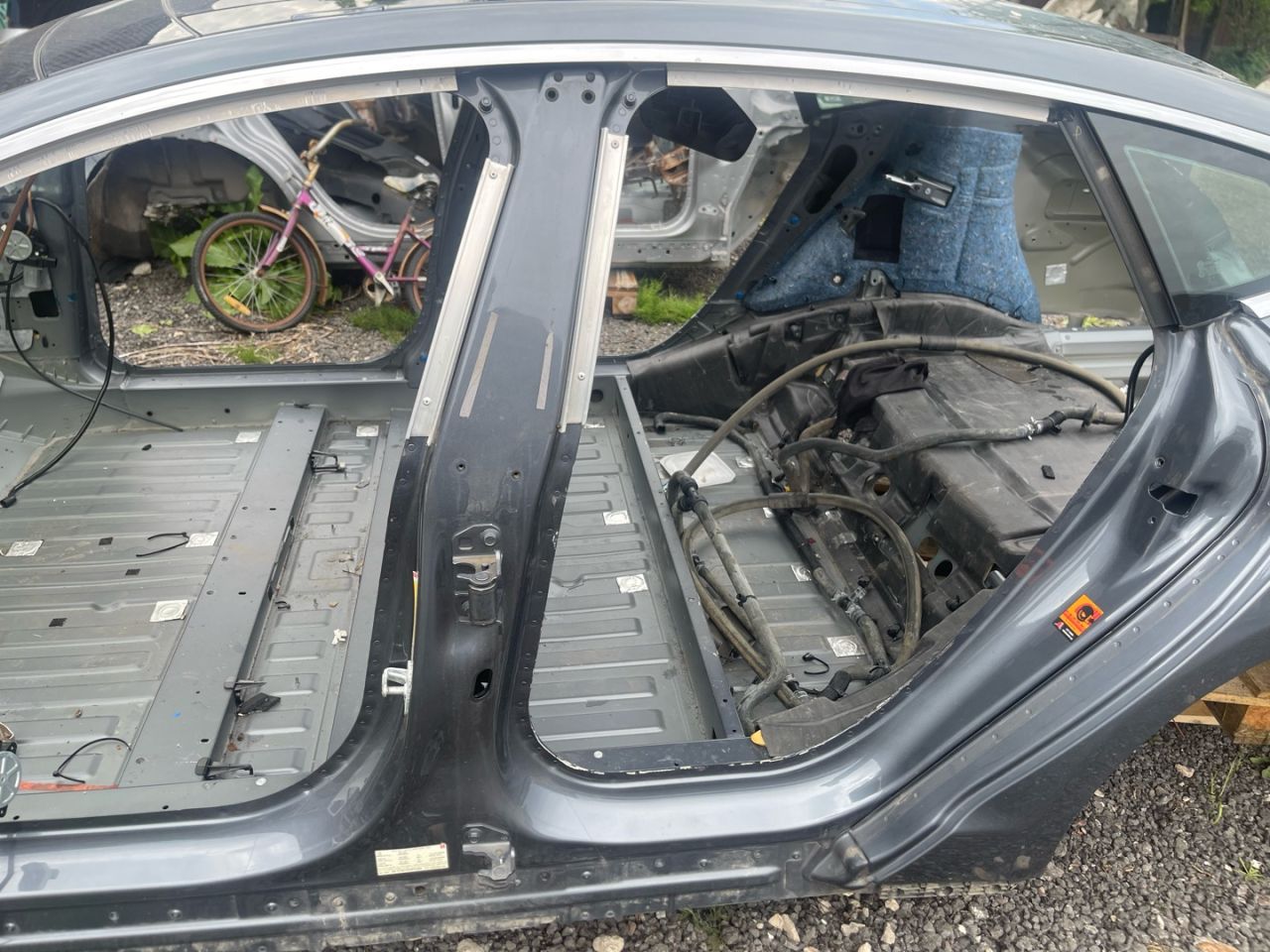 Стойка кузовная центральная левая Tesla Model S 1 поколение (2012 - 2016), 0.1 л., электро, АКПП, серый, седан, задний привод - фото №1