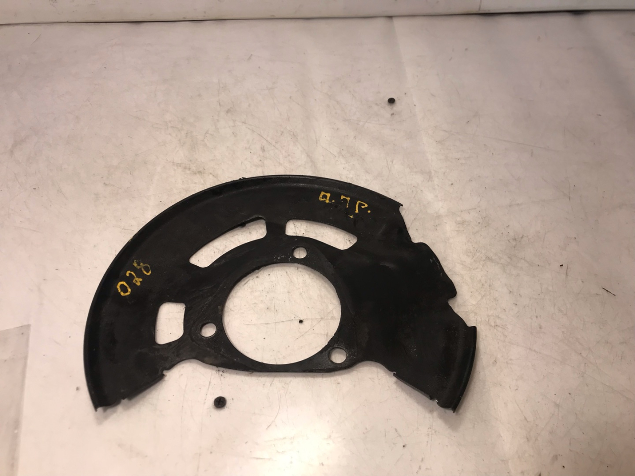 защитный кожух тормозного механизма Chevrolet Cruze 2 поколение 2019, 1.4 л., бензин, АКПП, синий диплоат, хетчбэк 5 дв., полный привод, 13362308 - фото №1