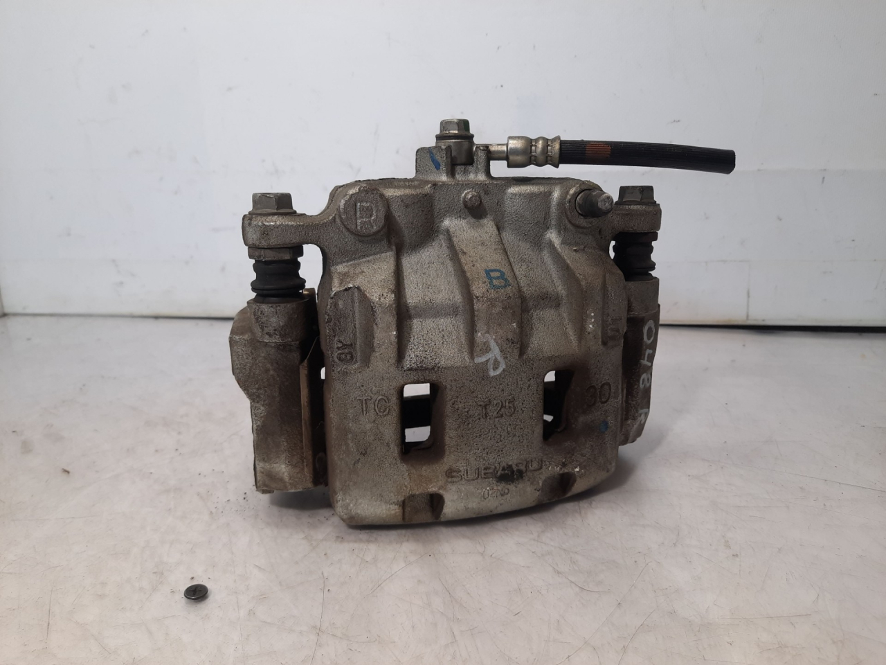 суппорт передний правый Subaru Outback 6 поколение 2020, 2.4 л., бензин, АКПП, серый, внедорожник 5 дв., полный привод - фото №1