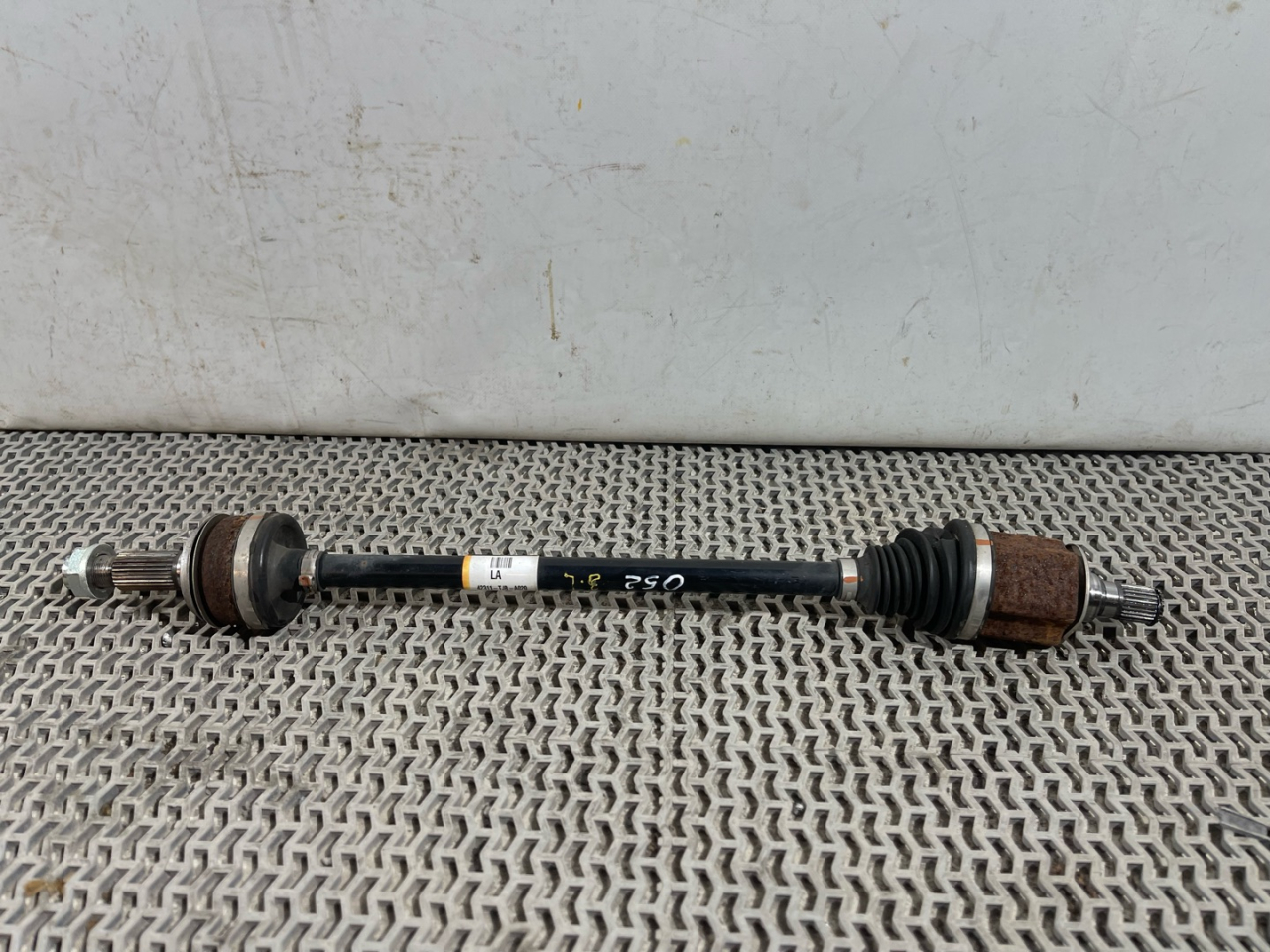 полуось задняя (приводной вал, ШРУС) Acura RDX 3 поколение 2020, 2.0 л., бензин, АКПП, черный, внедорожник 5 дв., полный привод, 42311TJBA020 - фото №1