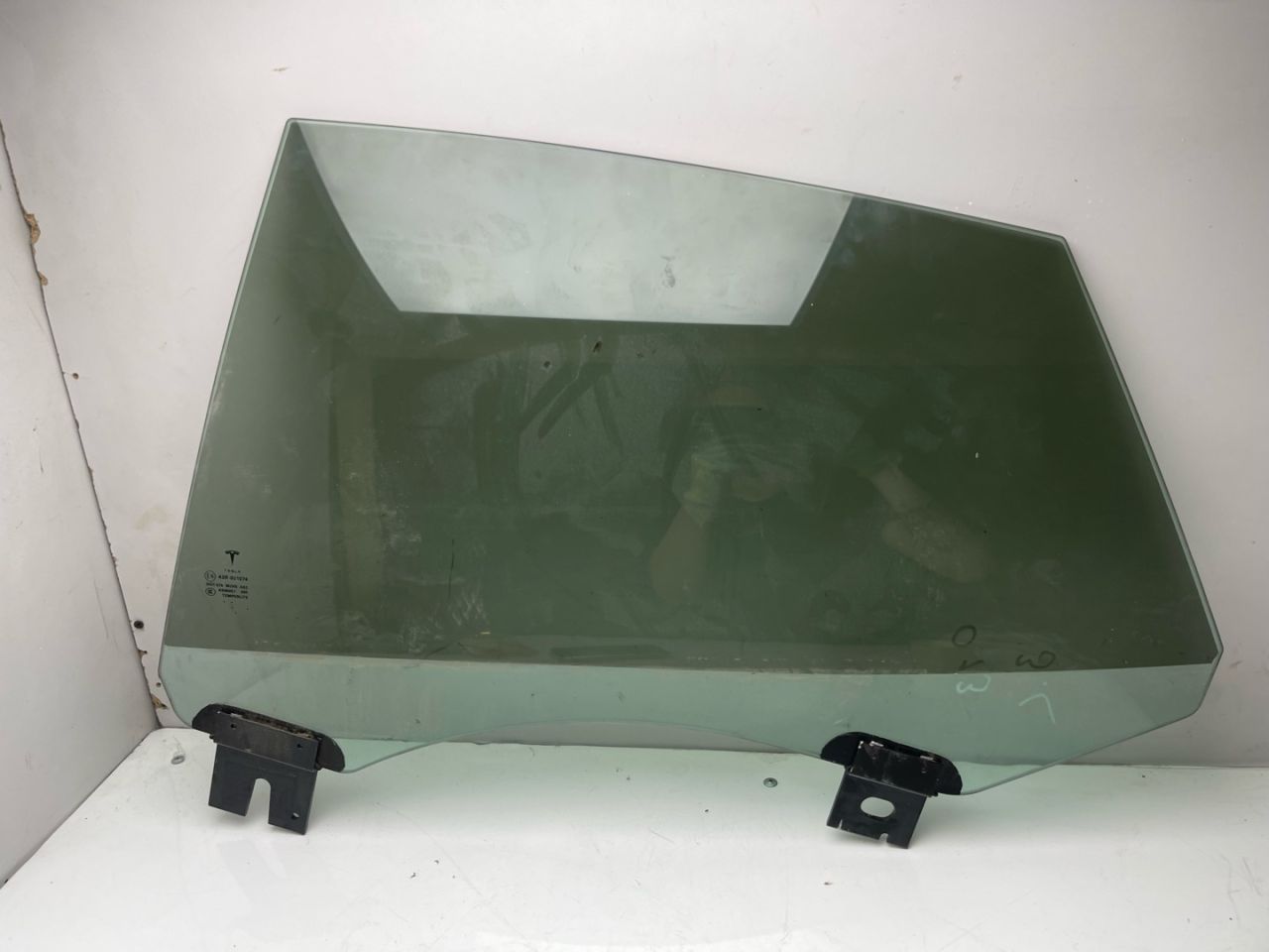 стекло двери задней левой Tesla Model S 1 поколение (2012 - 2016), 0.1 л., электро, АКПП, серый, седан, задний привод - фото №1