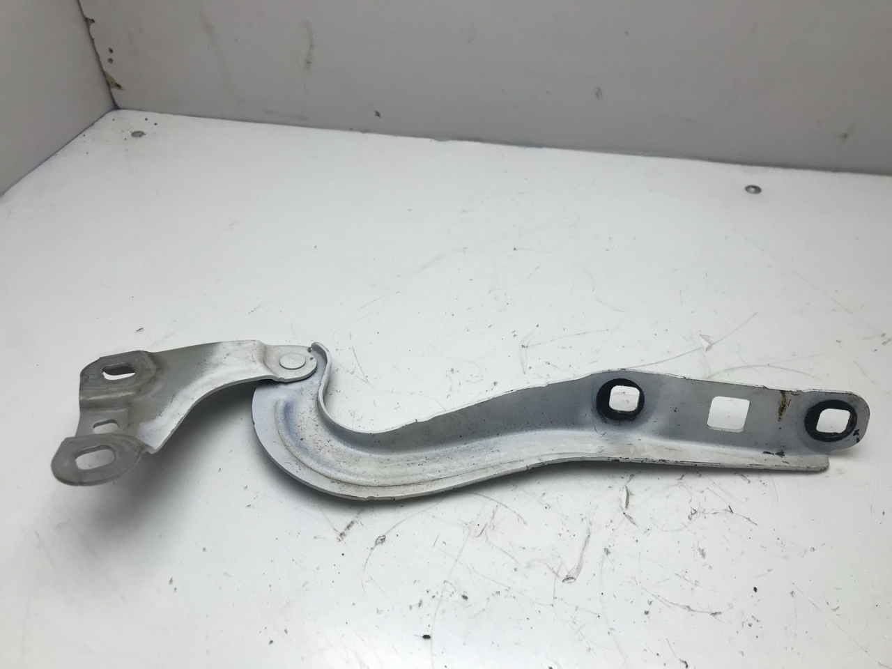 петля капота левая Chevrolet Equinox 3 поколение 2019, 1.5 л., бензин, АКПП, белый, внедорожник 5 дв., передний привод, 84054683 - фото №1