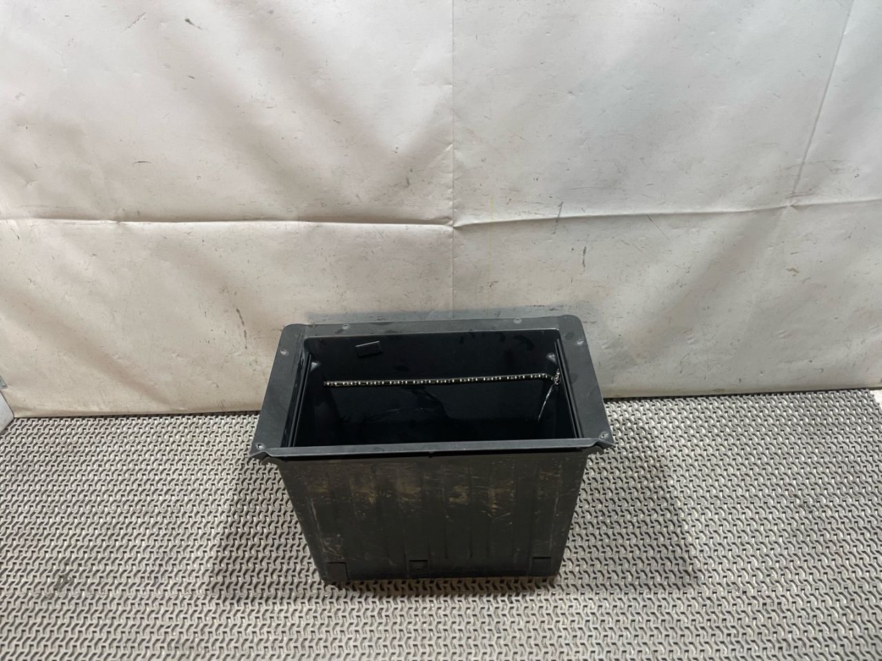 корыто пластиковое Tesla Model S 1 поколение (2012 - 2016), 0.1 л., электро, АКПП, серый, седан, задний привод - фото №1