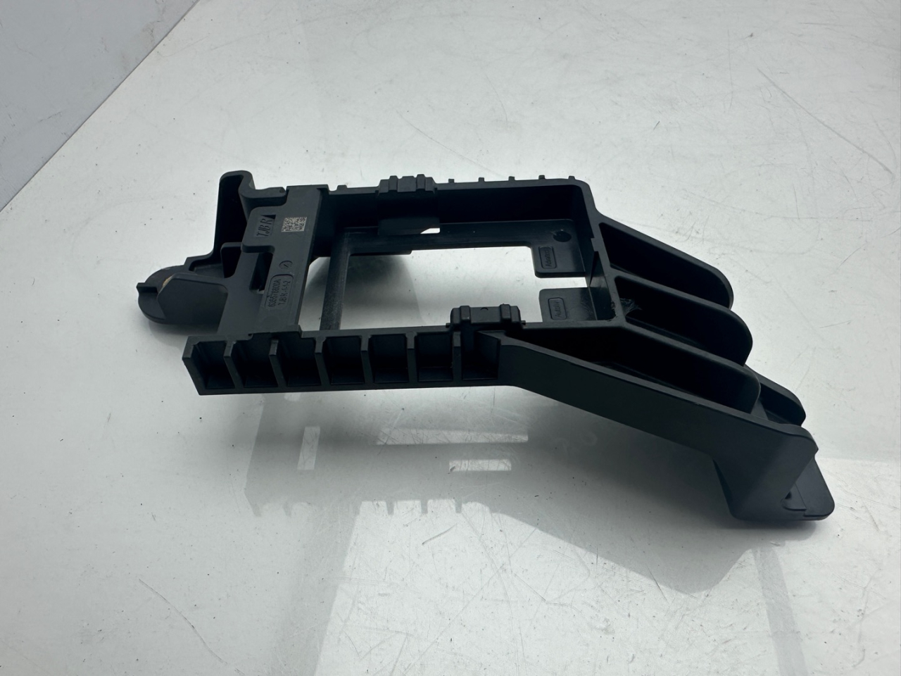 Кронштейн крепления датчика мертвых зон Acura RDX 3 поколение 2020, 2.0 л., бензин, АКПП, белый, внедорожник 5 дв., полный привод, 635578800A, TGBR112 - фото №1