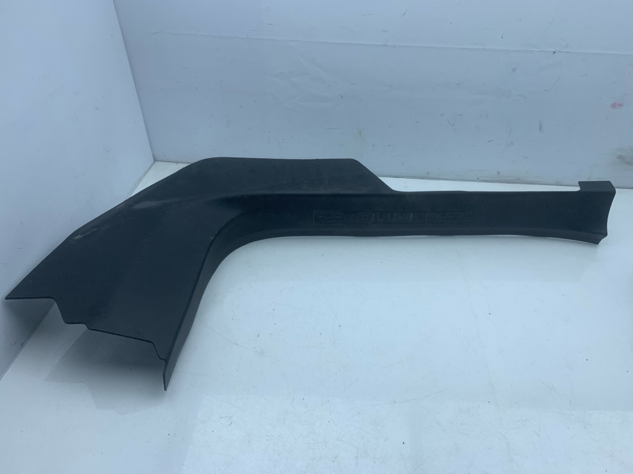 накладка на порог Chevrolet Equinox 3 поколение 2019, 1.5 л., бензин, АКПП, белый, внедорожник 5 дв., передний привод, 23116181, 84445011 - фото №1