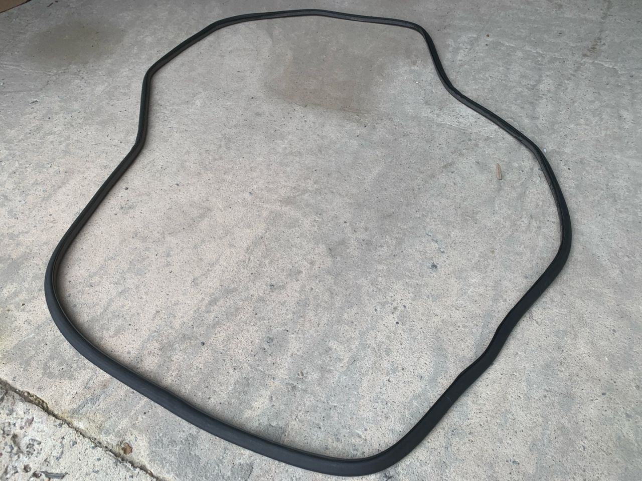 уплотнитель двери Volvo XC60 2 поколение 2023, 2.0 л., бензин, АКПП, белый, внедорожник 5 дв., передний привод - фото №1