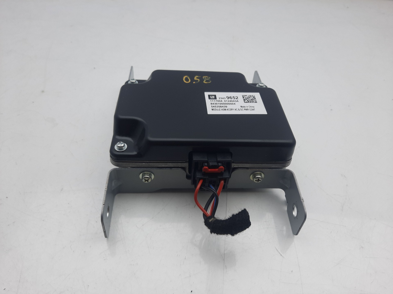 Преобразователь напряжения Chevrolet Equinox 3 поколение 2019, 1.5 л., бензин, АКПП, белый, внедорожник 5 дв., передний привод, 23439652 - фото №1