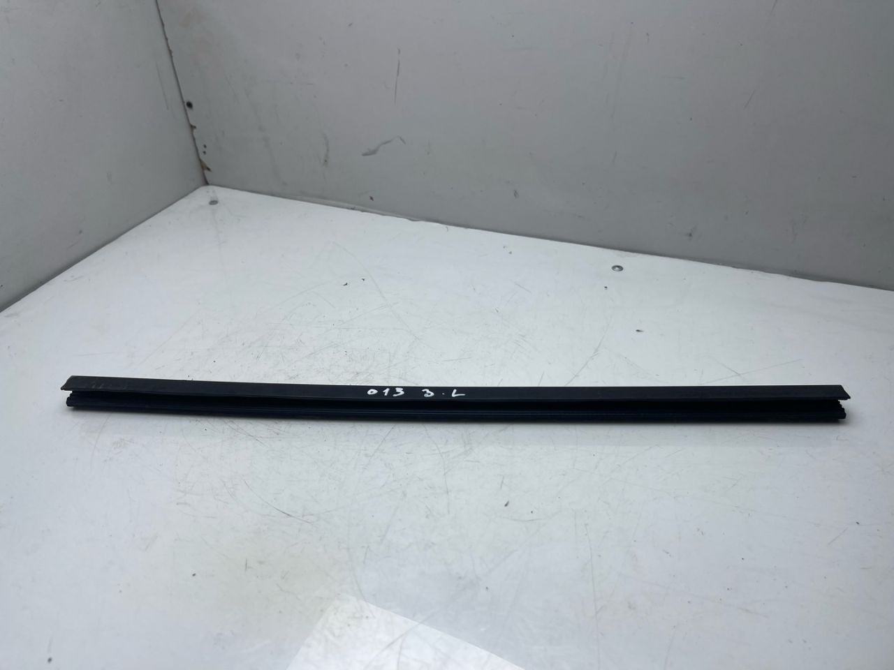 молдинг двери задней левой Tesla Model S 1 поколение (2012 - 2016), 0.1 л., электро, АКПП, серый, седан, задний привод - фото №1