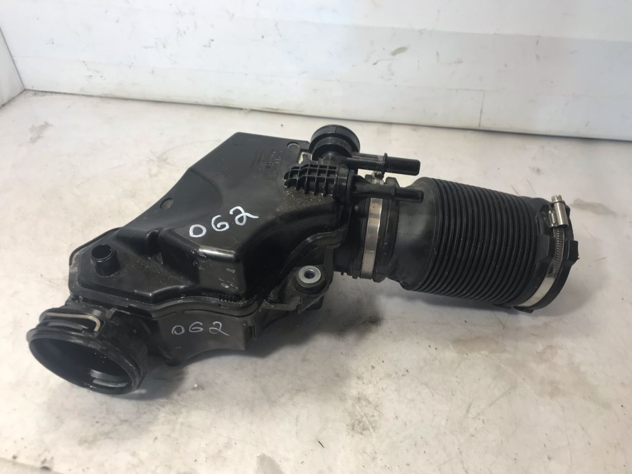 резонатор воздушного фильтра Volvo XC60 2 поколение 2023, 2.0 л., бензин, АКПП, белый, внедорожник 5 дв., передний привод, 32298336 - фото №1