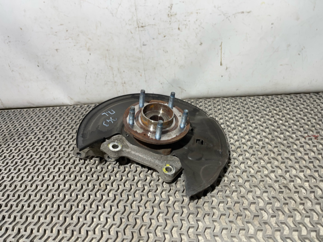 ступица передняя левая Chevrolet Equinox 3 поколение 2019, 2.0 л., бензин, АКПП, черный, внедорожник 5 дв., полный привод - фото №1