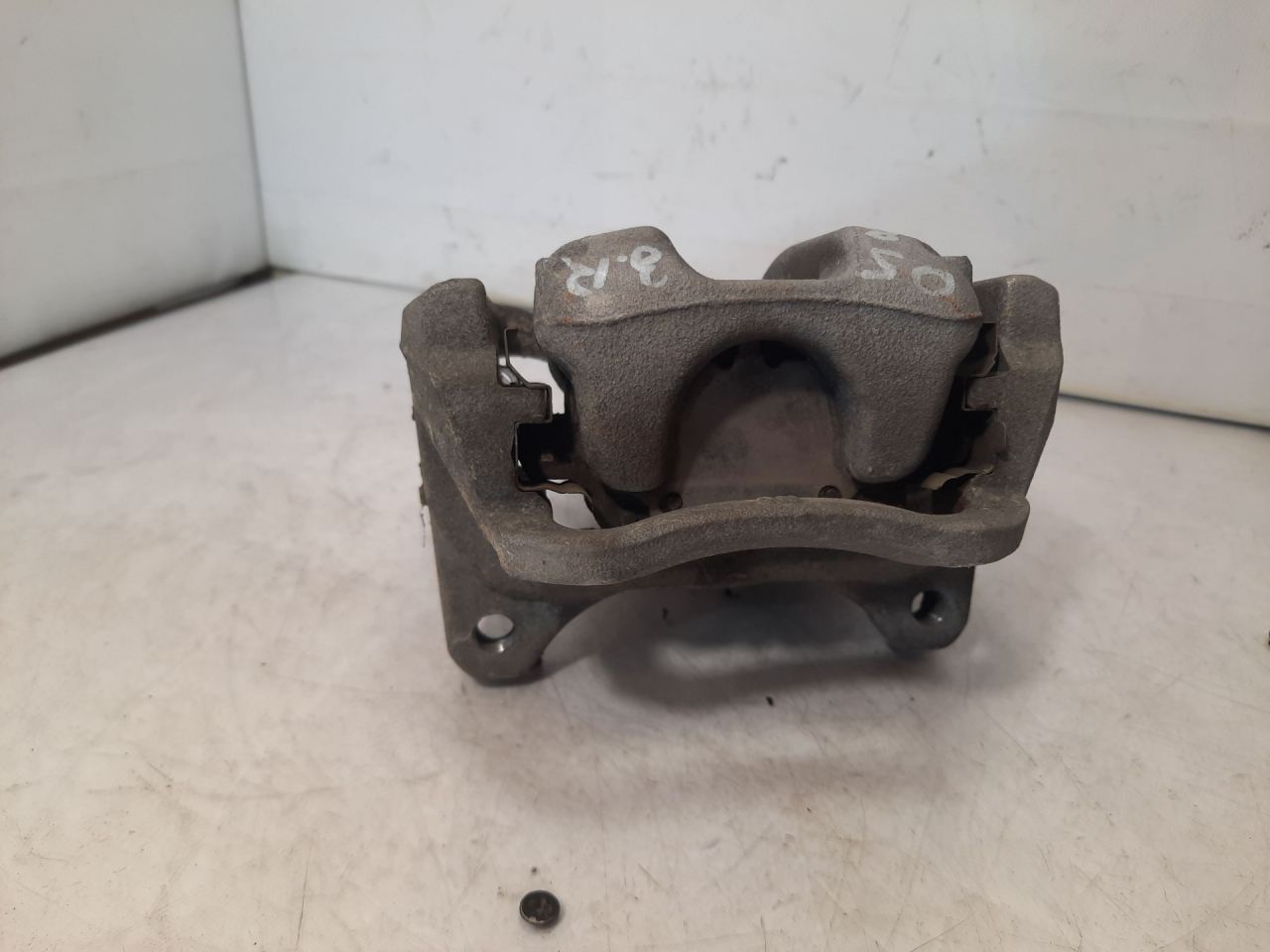 суппорт задний правый Chevrolet Equinox 3 поколение 2019, 1.5 л., бензин, АКПП, белый, внедорожник 5 дв., передний привод - фото №1