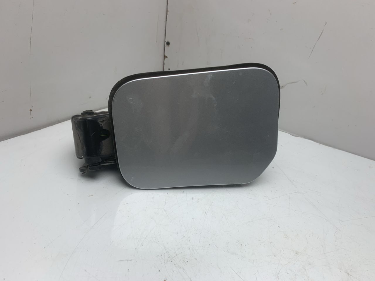 лючок топливного бака Ford Bronco Sport 1 поколение 2021, 1.5 л., бензин, АКПП, серебряный, внедорожник 5 дв., полный подключаемый привод, M1PB-A27936-AE, M1PB-A27936-A - фото №1