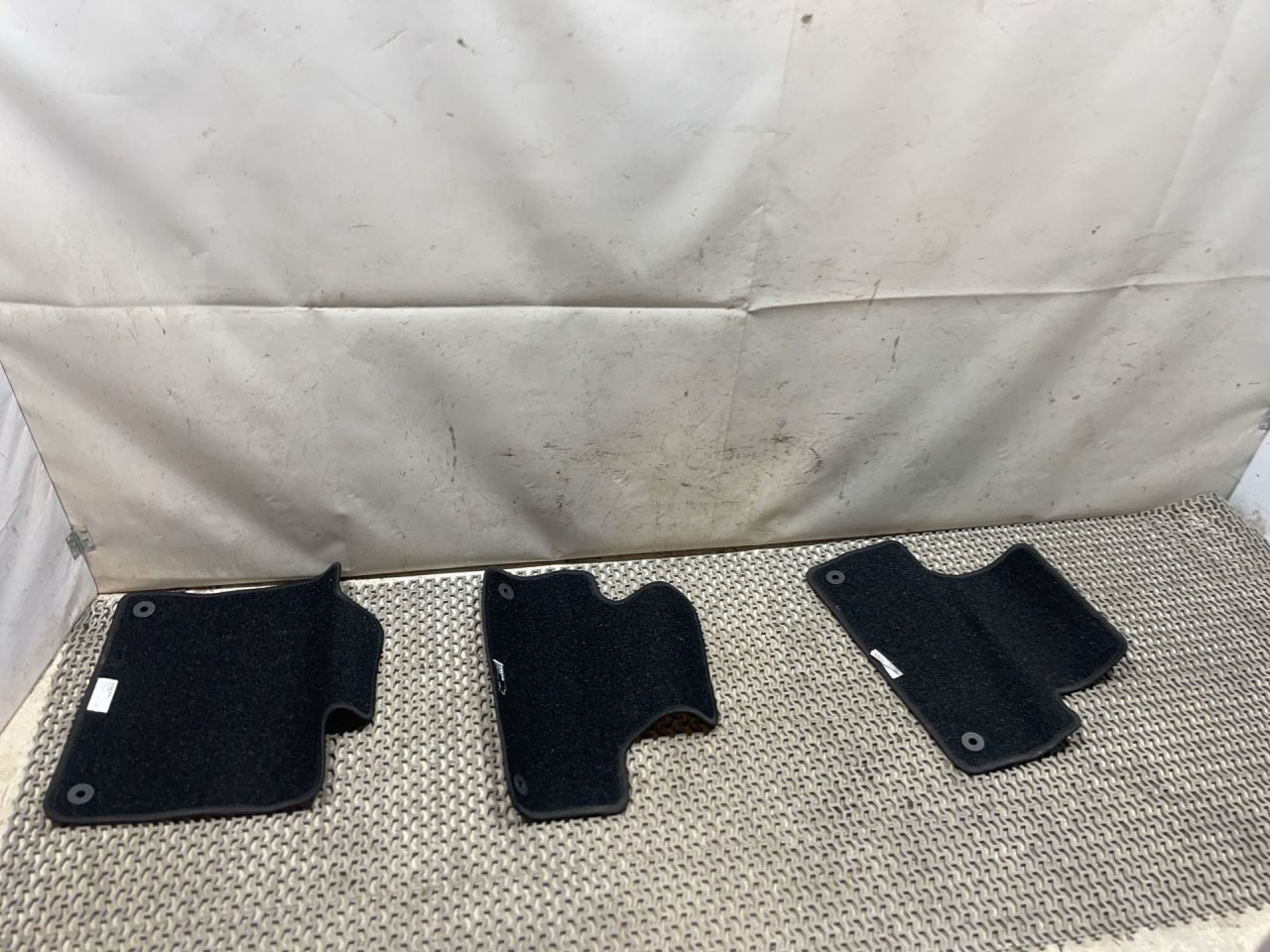 ковер салонный Volvo XC60 2 поколение 2023, 2.0 л., бензин, АКПП, белый, внедорожник 5 дв., передний привод - фото №1