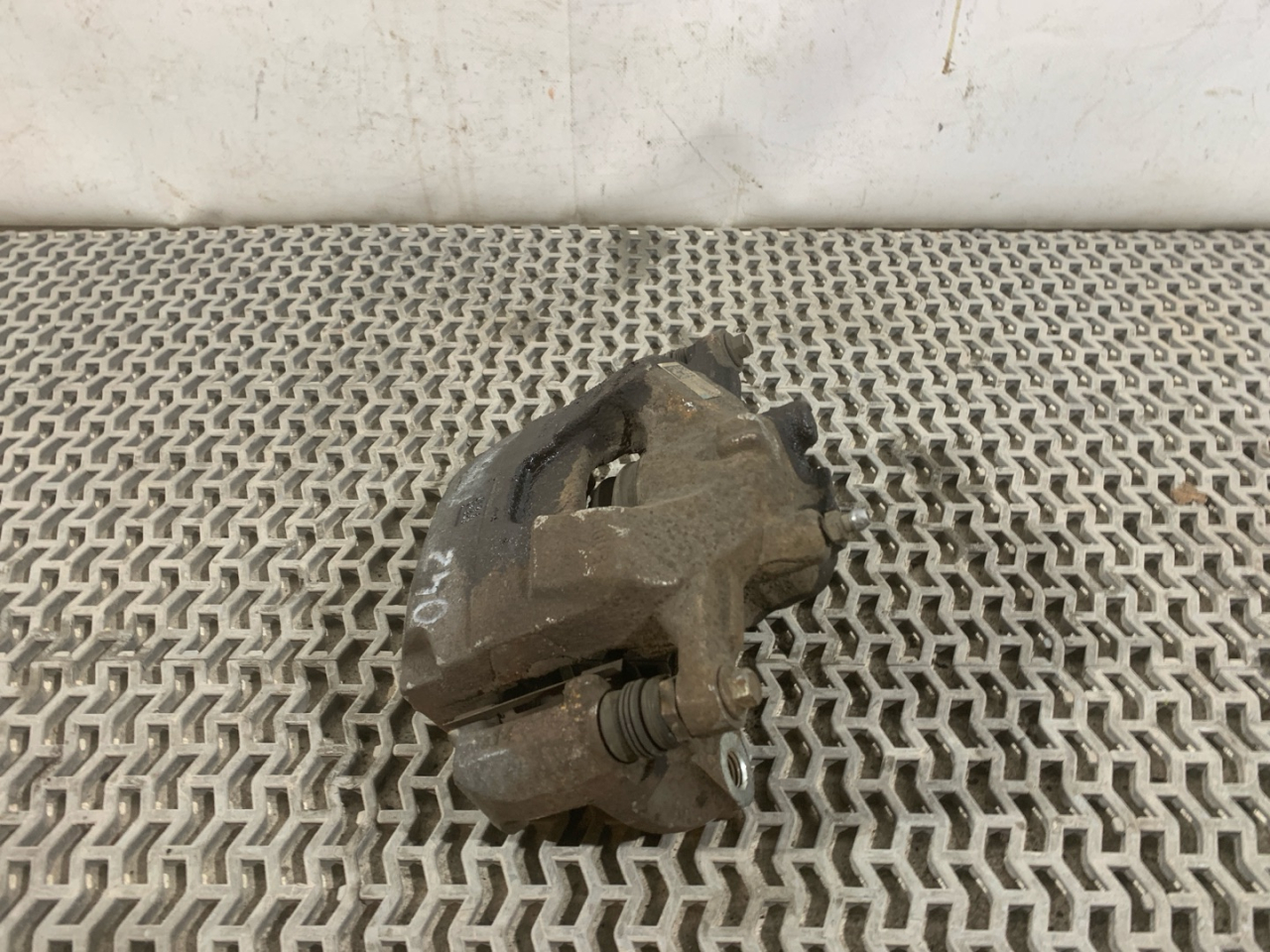 суппорт передний левый Buick Encore 1 поколение 2014, 1.4 л., бензин, АКПП, баклажан, внедорожник 5 дв., 13430600 - фото №1