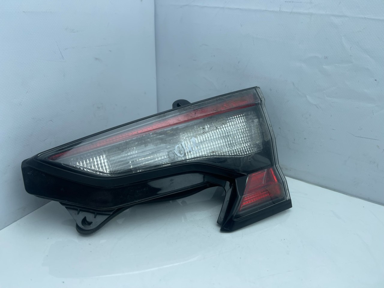 фонарь крышки багажника правый Subaru Outback 6 поколение 2020, 2.4 л., бензин, АКПП, серый, внедорожник 5 дв., полный привод - фото №1