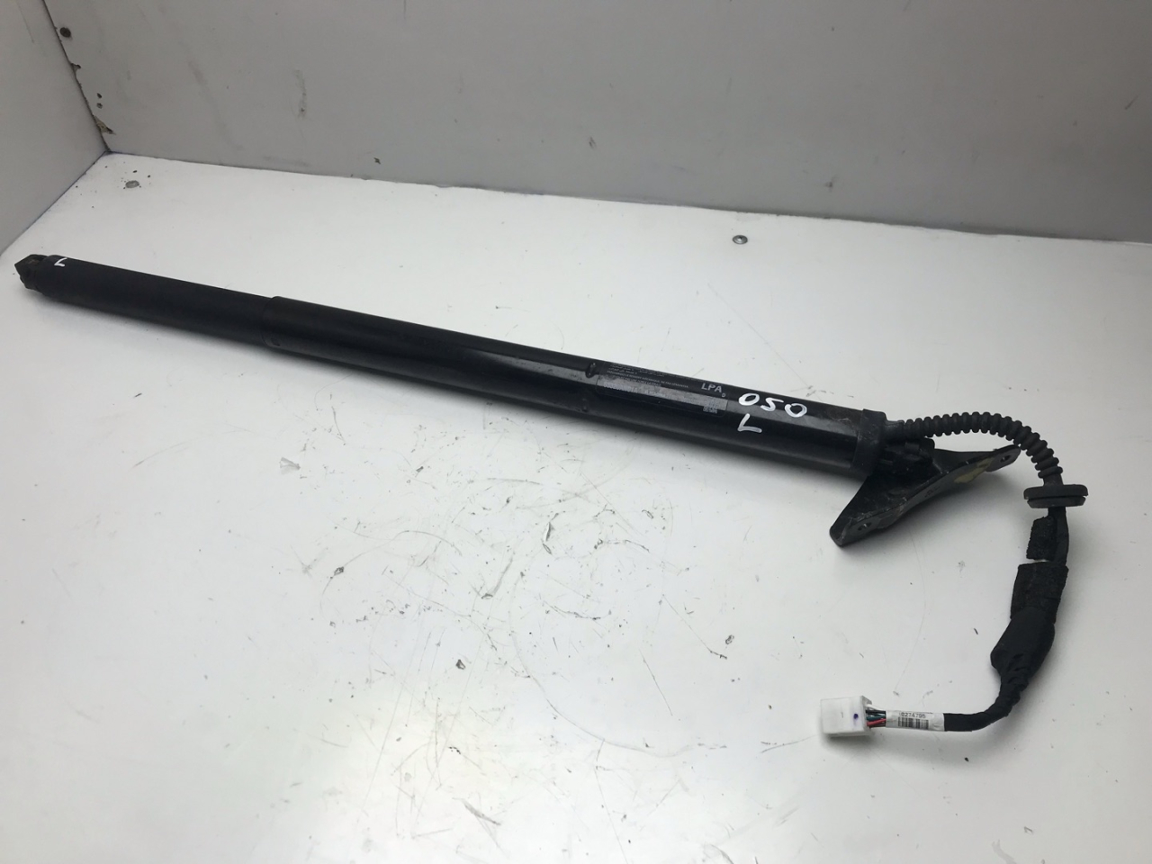 амортизатор крышки багажника (3-5 двери) Subaru Outback 6 поколение 2021, 2.4 л., бензин, АКПП, синий, внедорожник 5 дв., полный привод, 63320AN01A - фото №1