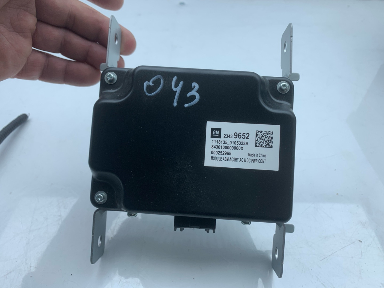 Преобразователь напряжения Chevrolet Equinox 3 поколение 2019, 2.0 л., бензин, АКПП, черный, внедорожник 5 дв., полный привод, 23439652 - фото №1