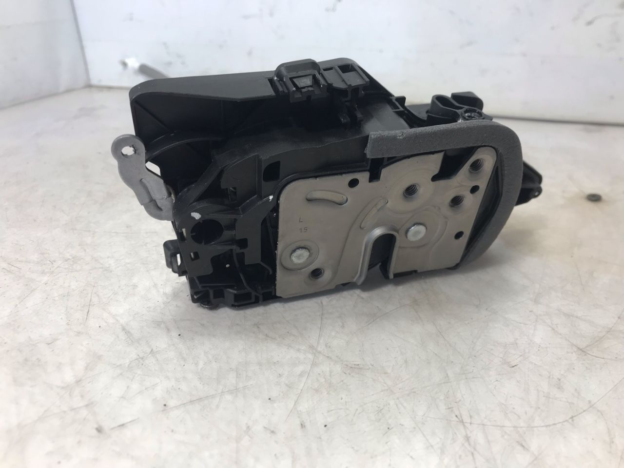 замок двери передней левой Volvo XC60 2 поколение 2023, 2.0 л., бензин, АКПП, белый, внедорожник 5 дв., передний привод, 31440997 - фото №1