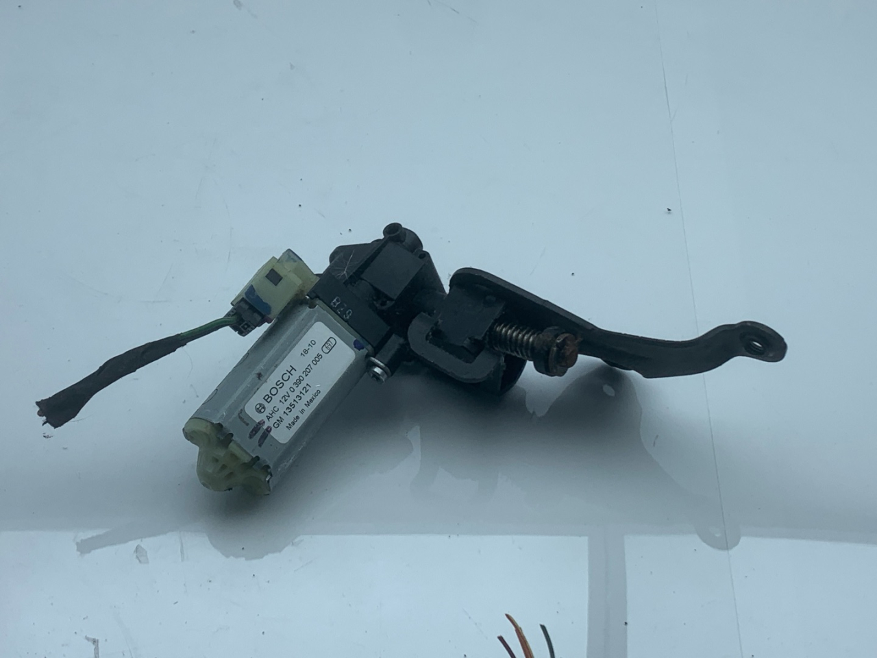 моторчик регулировки сиденья Chevrolet Equinox 3 поколение 2018, 1.5 л., бензин, АКПП, черный, внедорожник 5 дв., полный привод - фото №1