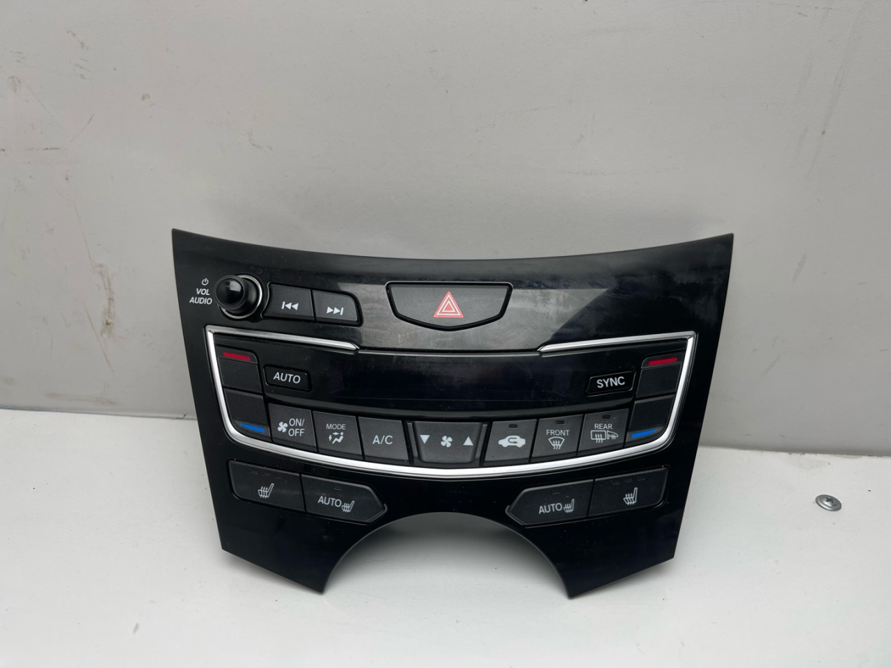 блок управления печки / климат-контроля Acura RDX 3 поколение 2020, 2.0 л., бензин, АКПП, белый, внедорожник 5 дв., полный привод, 79610TJBA013M1 - фото №1