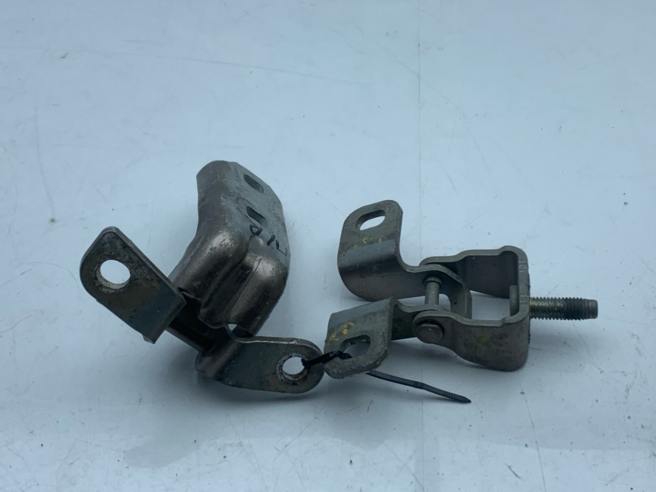 петля двери GMC Terrain 2 поколение 2018, 2.0 л., бензин, АКПП, внедорожник 5 дв. - фото №1