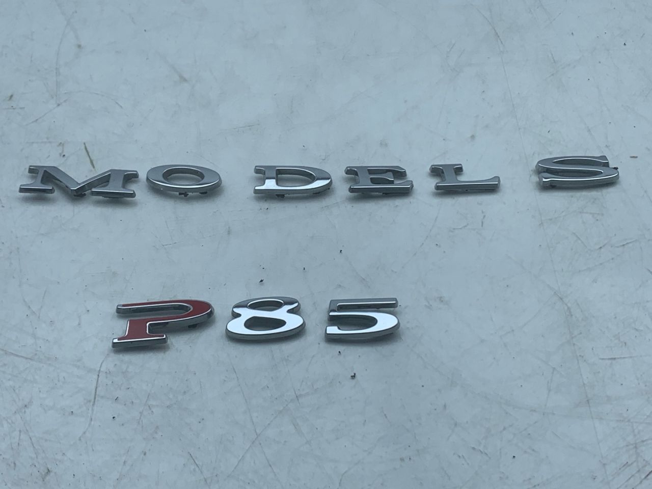 эмблема Tesla Model S 1 поколение (2012 - 2016), 0.1 л., электро, АКПП, серый, седан, задний привод - фото №1