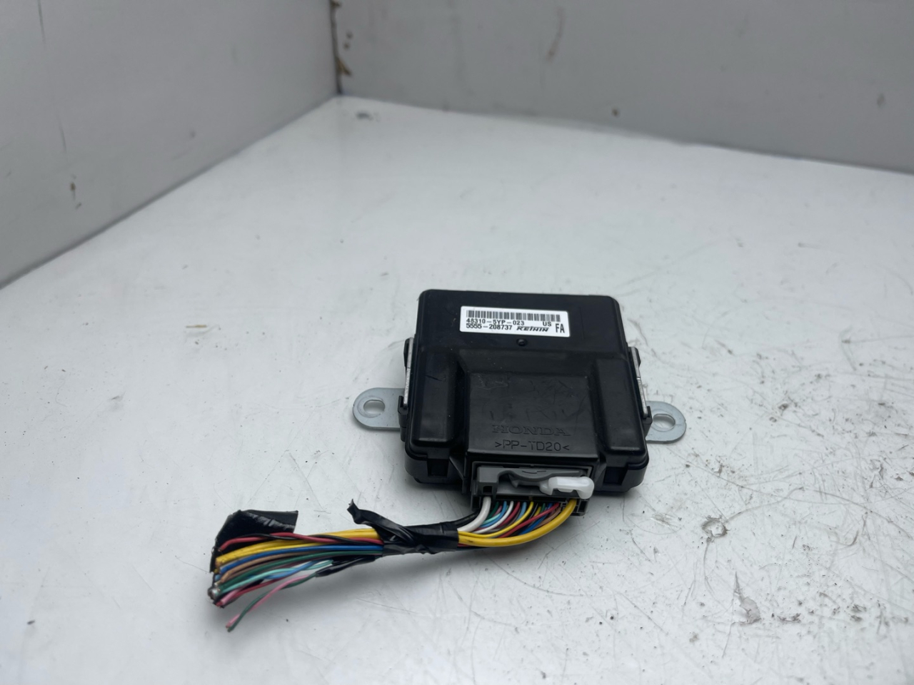 блок управления раздаткой Acura RDX 3 поколение 2020, 2.0 л., бензин, АКПП, черный, внедорожник 5 дв., полный привод, 483105YP023, 48310-5YP-013, 48310-5YP-003, 5555-208737 - фото №1