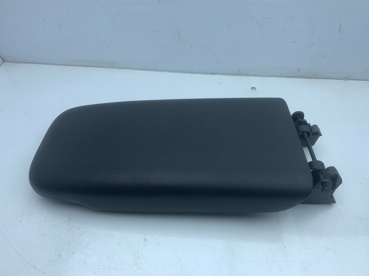 подлокотник Chevrolet Equinox 3 поколение 2019, 2.0 л., бензин, АКПП, черный, внедорожник 5 дв., полный привод - фото №1