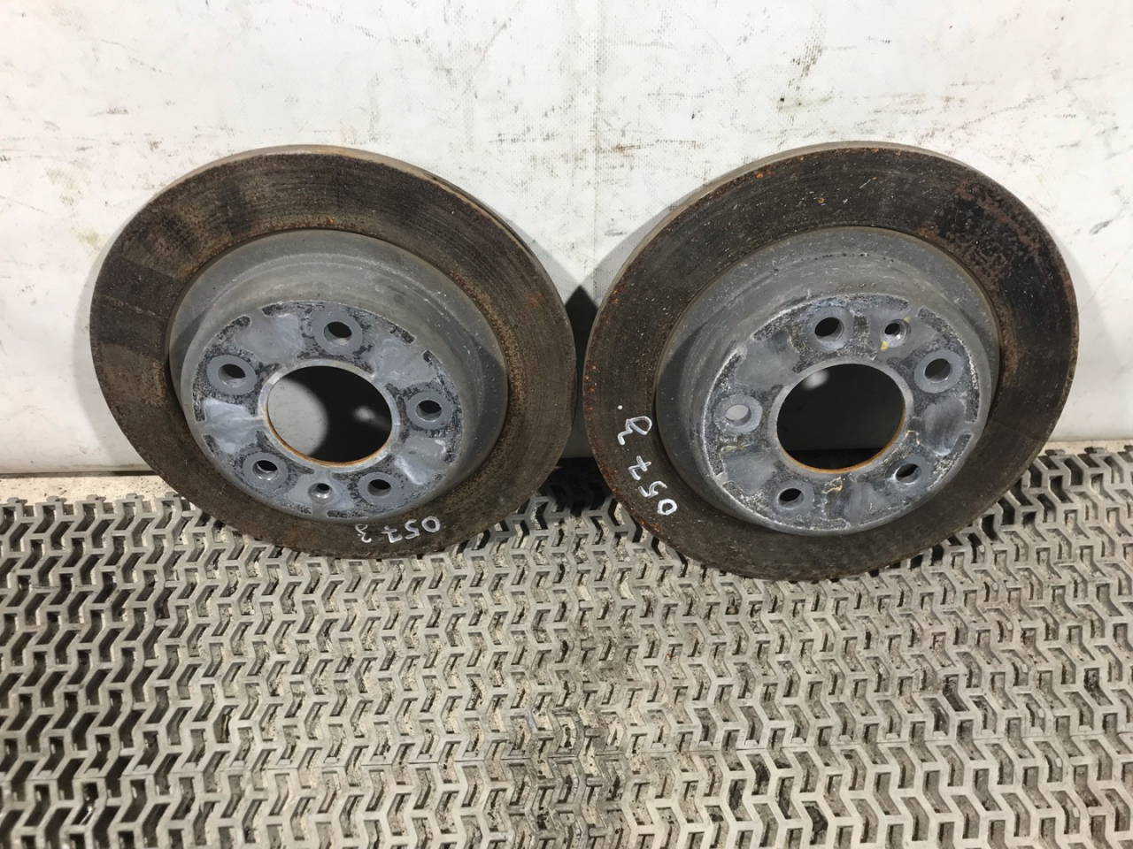 диск тормозной задний Chevrolet Equinox 3 поколение 2018, 1.5 л., бензин, АКПП, черный, внедорожник 5 дв., полный привод - фото №1