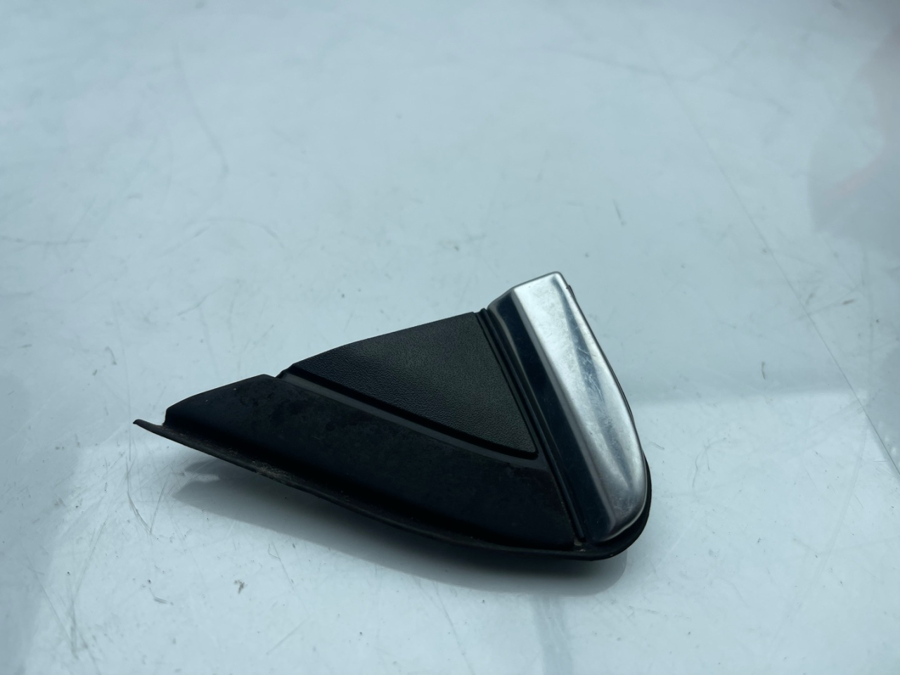 Накладка крыла (уголок зеркала) переднего левого Chevrolet Equinox 3 поколение 2018, 1.5 л., бензин, АКПП, черный, внедорожник 5 дв., полный привод, 84107341 - фото №1