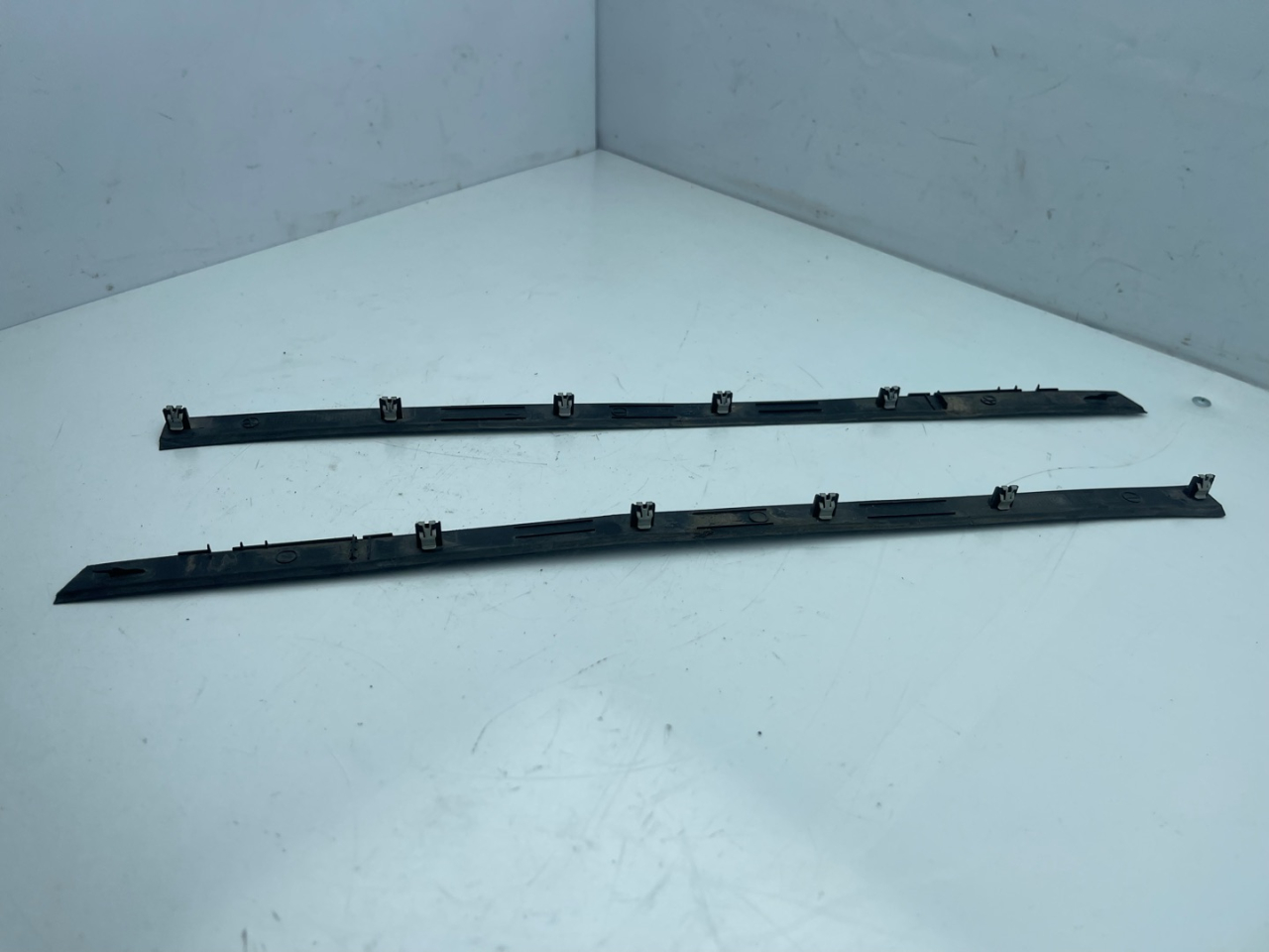 молдинг лобового стекла Ford Bronco Sport 1 поколение 2021, 1.5 л., бензин, АКПП, серебряный, внедорожник 5 дв., полный подключаемый привод, M1PBS025A5, M1PBS025A53 - фото №1